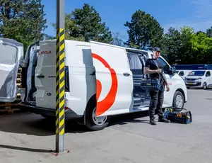 Service Aqaucare medarbejder foran sin bil